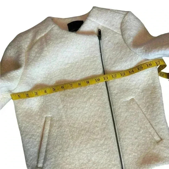 Banana Republic woman’s jacket/blacer, wool material size 6 in ivory color. - Picture 10 of 14